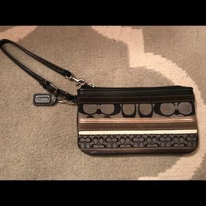 3/25✨ Coach Wristlet